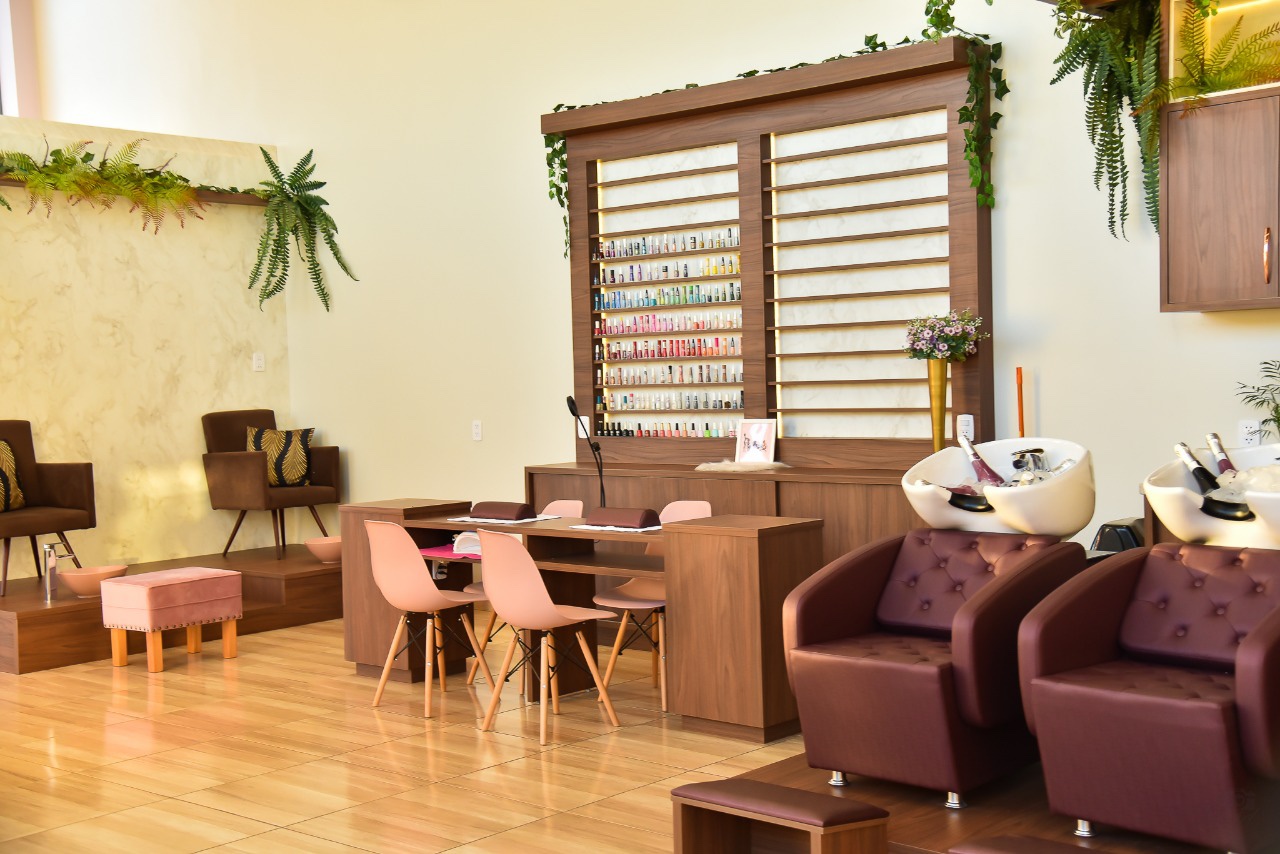 Mesas de manicura, sillones de lavado y detalles en madera de LK