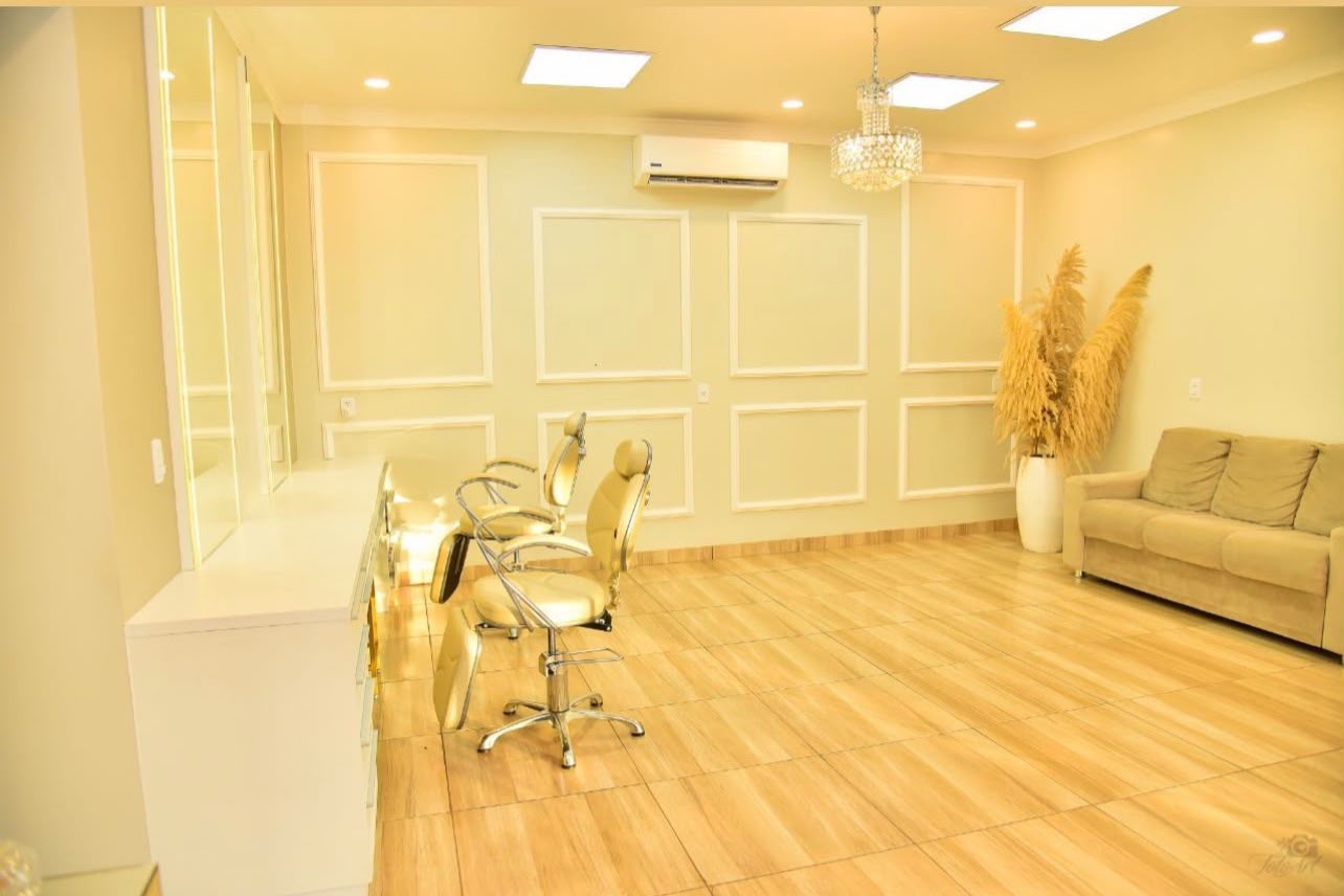 Sala de preparación con espejos, sillas doradas y un sofá